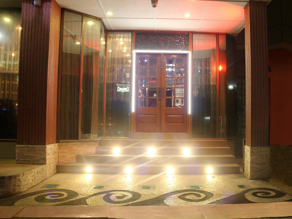 Crystal Palace Hotel Yangon Dış mekan fotoğraf